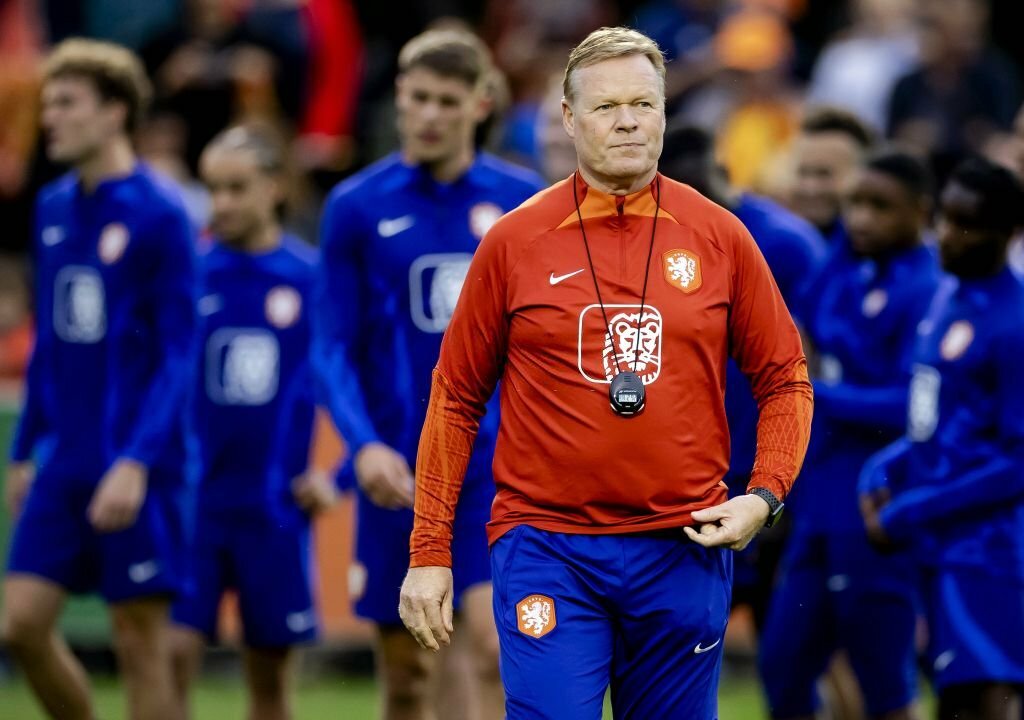 HLV Ronald Koeman trong buổi tập chuẩn bị cho trận đấu vòng loại vô địch châu Âu giữa Hà Lan và Pháp