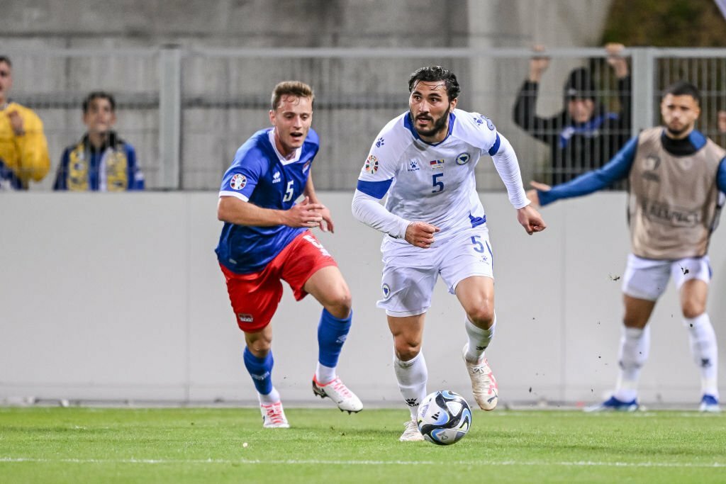 Martin Marxer của Liechtenstein và Sead Kolašinac của Bosnia và Herzegovina trong trận đấu vòng loại EURO 2024