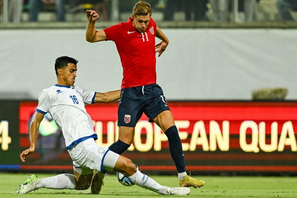 Hậu vệ của Síp và tiền đạo của Na Uy Ola Solbakken trong trận đấu vòng loại bảng A UEFA Euro 2024