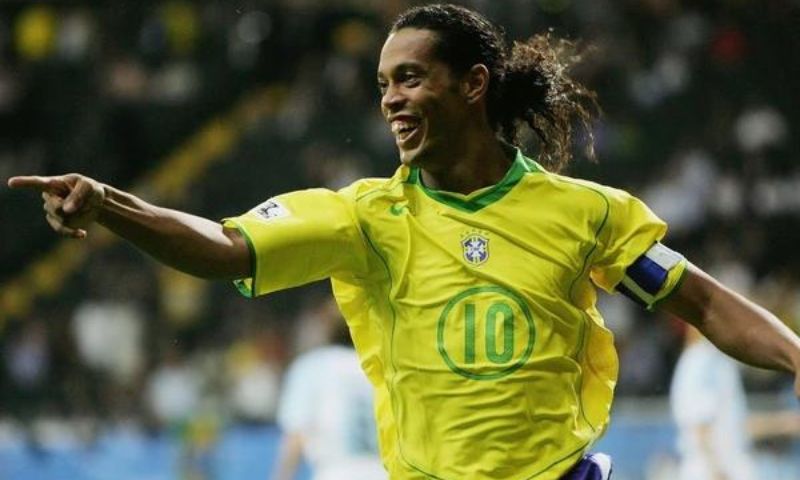 Messi chi tiền cứu Ronaldinho trong hoàn cảnh nào?