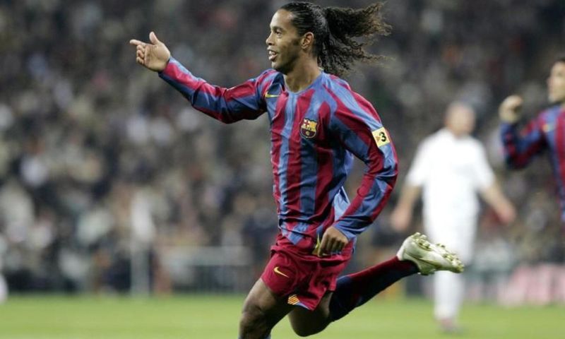 Những ảnh hưởng từ việc Messi chi tiền cứu Ronaldinho