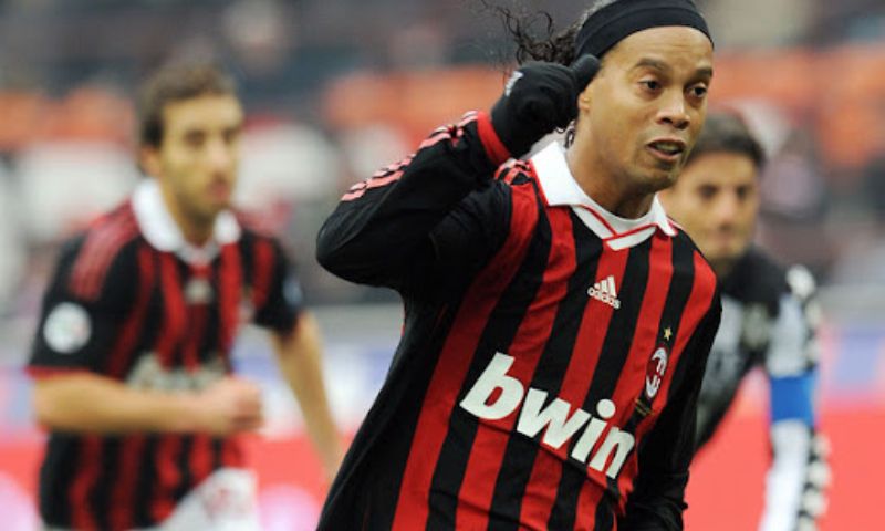 Ronaldinho đá vị trí nào?