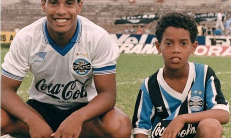 Ronaldinho ra tù năm nào?